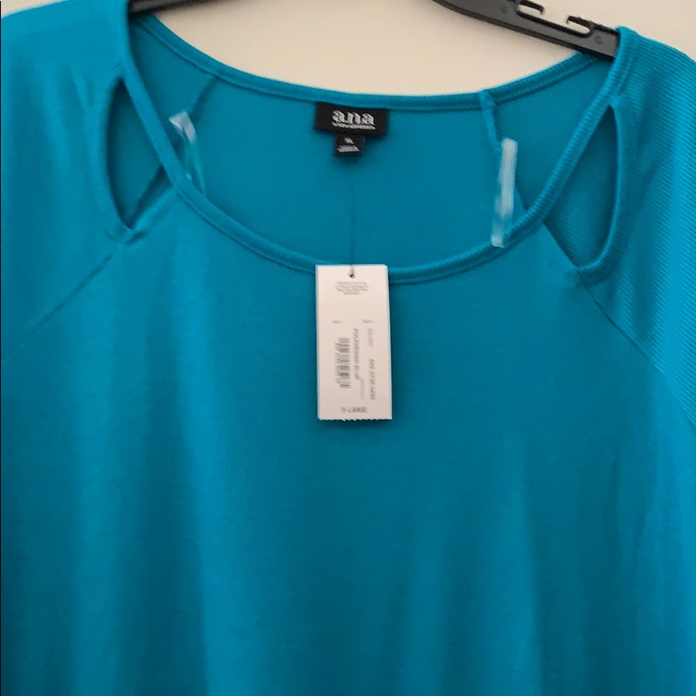 Gorgeous 3/4 sleeve shirt!! Brand new!!